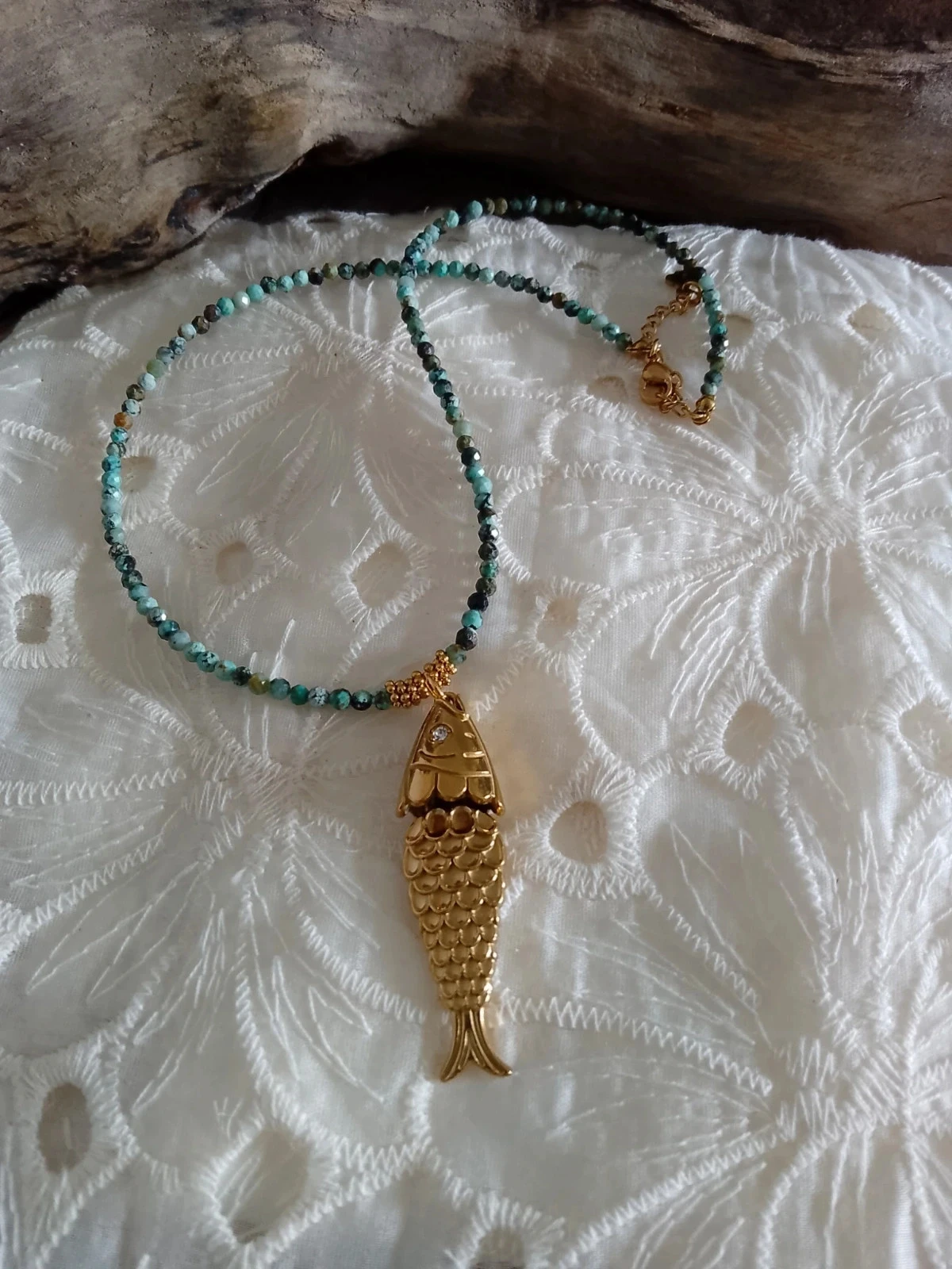Collar de pez dorado y piedras naturales de turquesa africana – photo 5